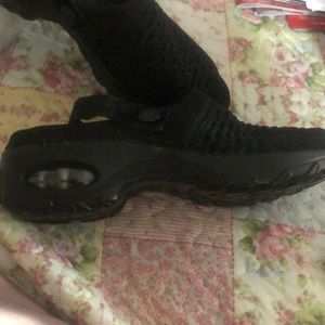 Clogs stretchy material very comfortable